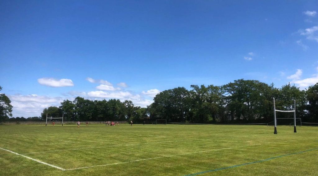 Deux poteaux de rugby (Nomad Goal Post), lors d'un tournoi en Bretagne