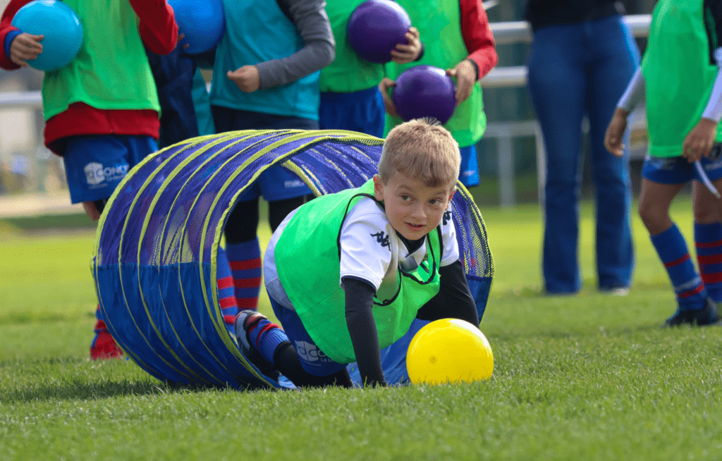 Le tunnel de motricité utilisé lors d'un entraînement d'une équipe de rugby U8