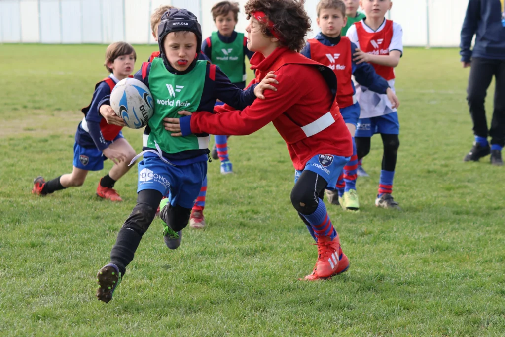 Joueurs de rugby, jouant avec un ballon de rugby taille 3