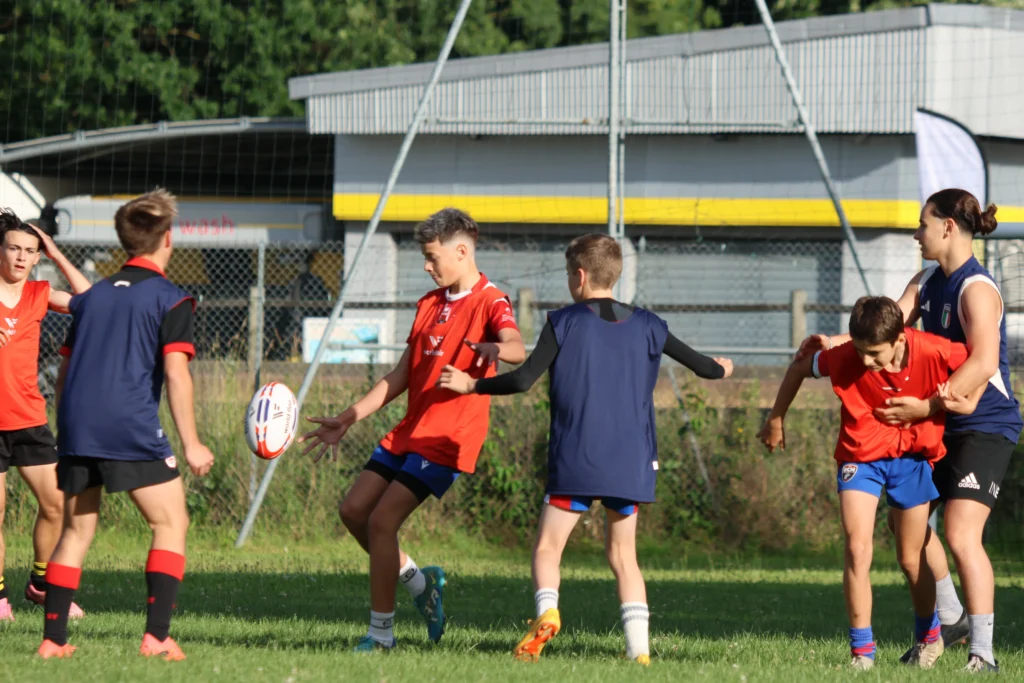 Un groupe de joueurs de rugby, entrain de faire un match de rugby