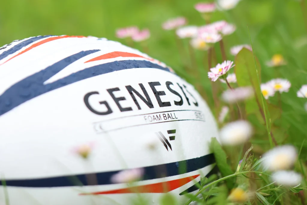 Ballon de mousse Genesis, au milieu de fleurs