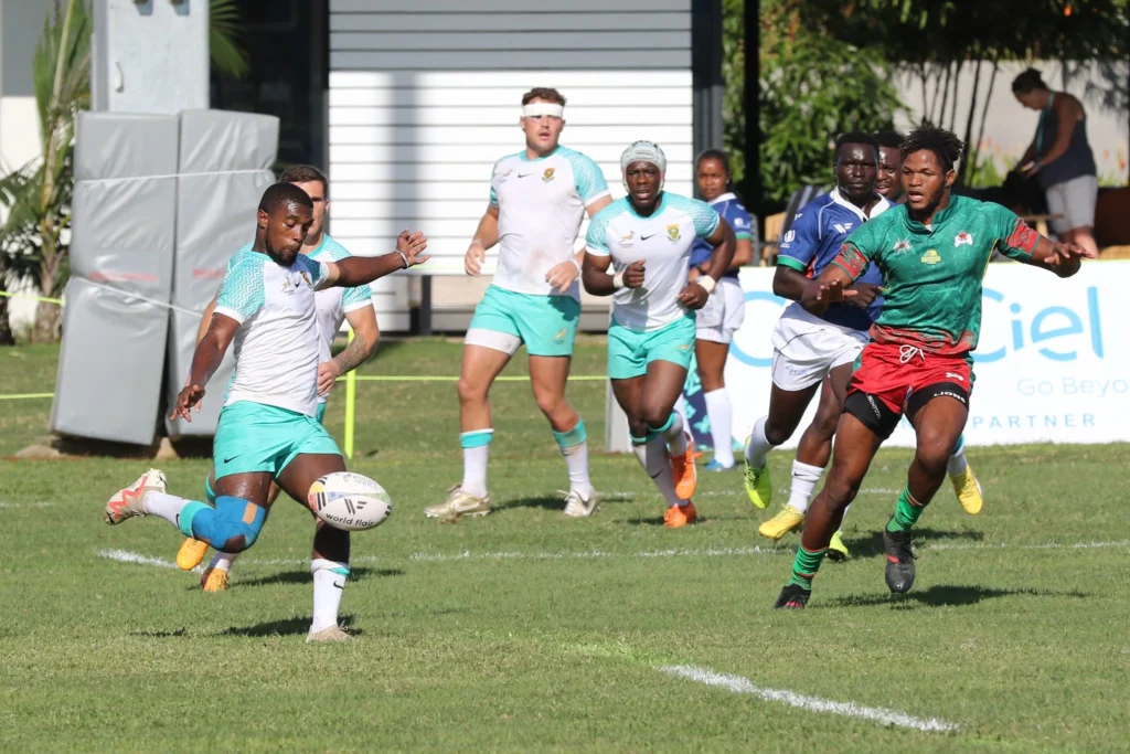 Joueur de rugby Afrique, qui tape dans un ballon de match World Flair