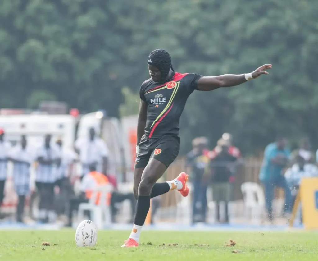 Un joueur de rugby qui tape dans un ballon